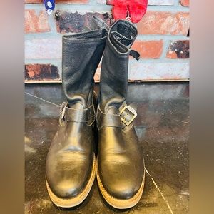 Frye Women
Veronica Short size 8 black leather